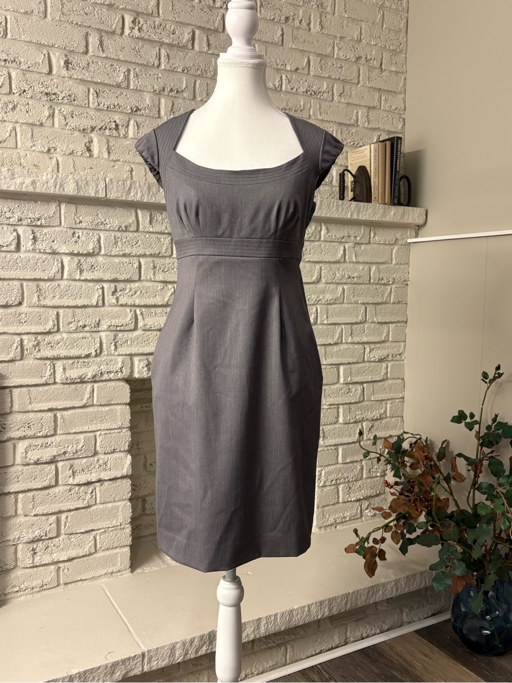RW&CO. Gray Pleated Empire Waist Cap-Sleeve Sheath Dress - Size 2